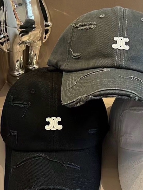 Cotton Cap with a Triomphe patch in white and distressed detailing.?